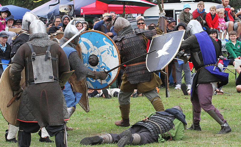 Medieval Market : Swords and Armour : Medieval Fighting : Levin : New Zealand : Richard Moore : Journalist : Photographer :